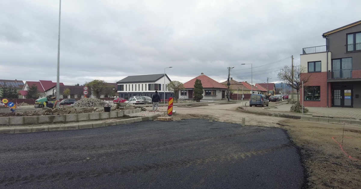 Aszfaltoznak, kockaköveznek